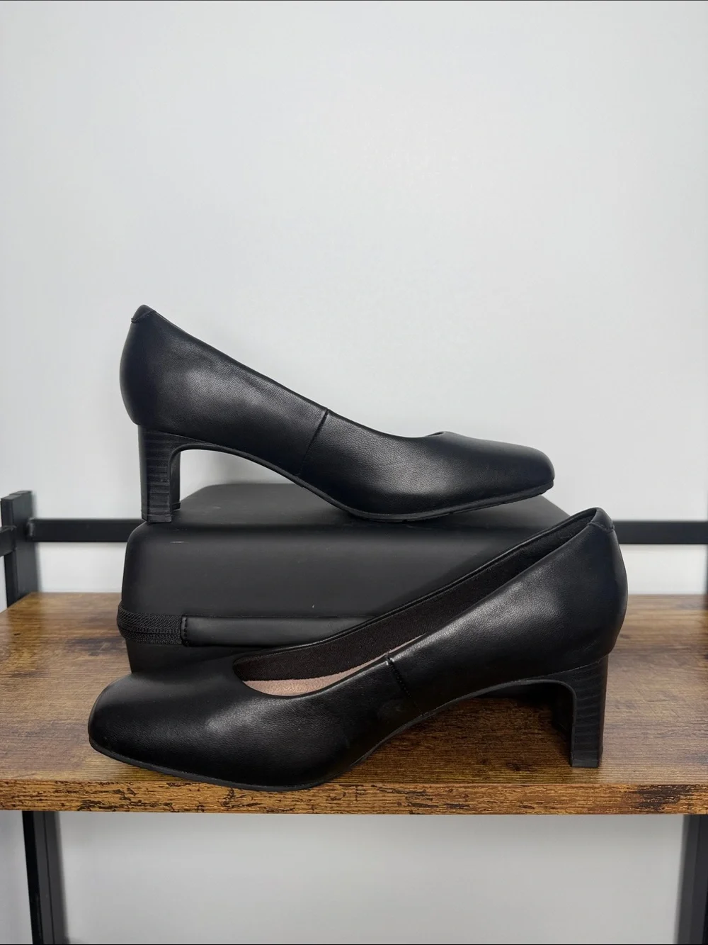 Clarks Kyndall Iris Pump in Black Leather Size 7.5